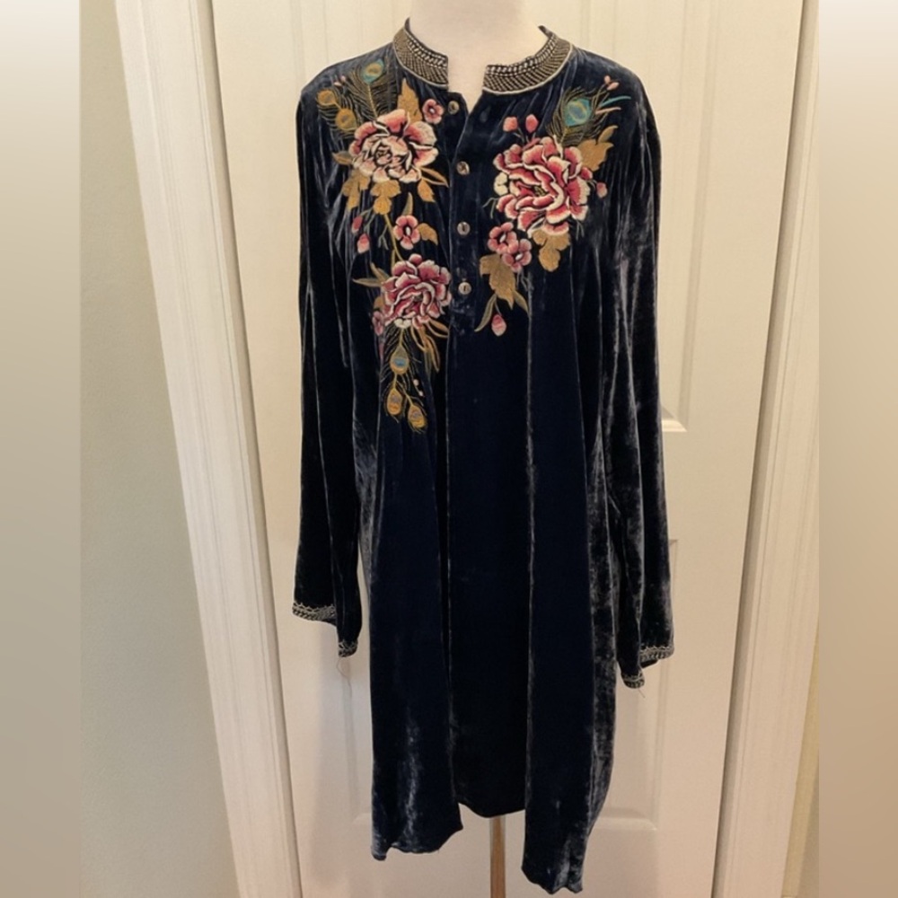 Johnny was stunning sz 1x blue velvet dress w/floral/peacock theme embroidery